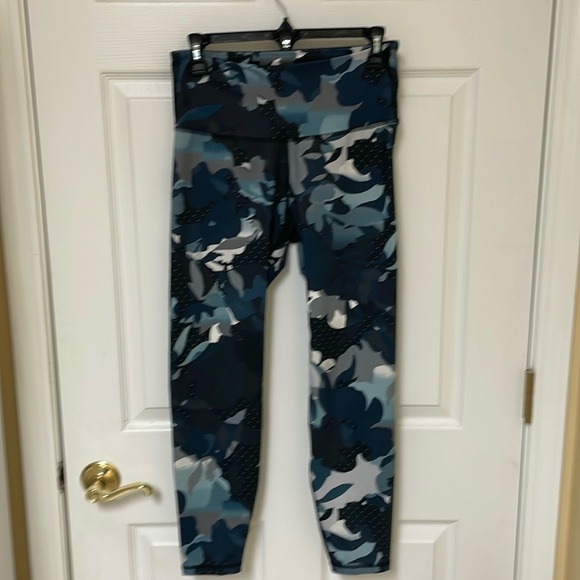 Old Navy active leggings. Size medium. - Picture 1 of 4